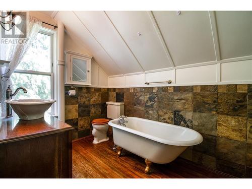 129 Maple Street, Revelstoke, BC - Indoor Photo Showing Bathroom