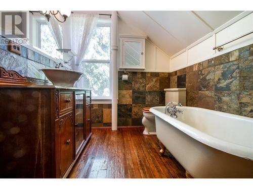 129 Maple Street, Revelstoke, BC - Indoor Photo Showing Bathroom