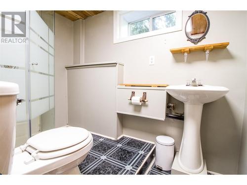 129 Maple Street, Revelstoke, BC - Indoor Photo Showing Bathroom