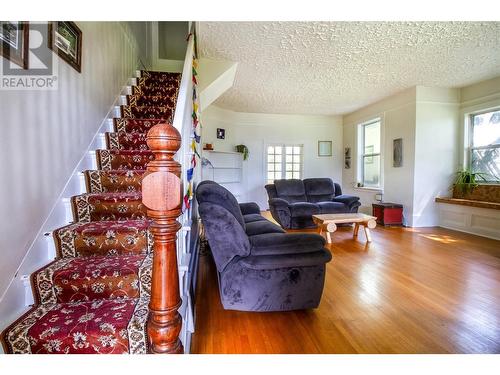 129 Maple Street, Revelstoke, BC - Indoor Photo Showing Living Room