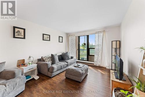 411 - 17 Eldon Hall Place, Kingston (Central City West), ON - Indoor Photo Showing Living Room