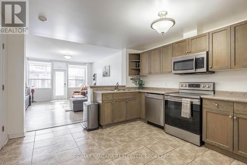 139 - 6350 Dorchester Road, Niagara Falls (216 - Dorchester), ON - Indoor Photo Showing Kitchen With Stainless Steel Kitchen