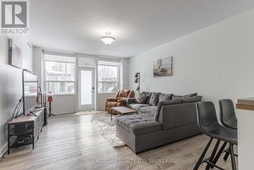 139 - 6350 Dorchester Road, Niagara Falls (216 - Dorchester), ON - Indoor Photo Showing Living Room