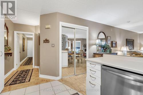 213 - 2030 Cleaver Avenue, Burlington, ON - Indoor Photo Showing Kitchen