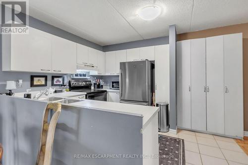 213 - 2030 Cleaver Avenue, Burlington, ON - Indoor Photo Showing Kitchen