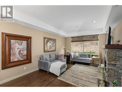 2780 Auburn Road Unit# 106, West Kelowna, BC - Indoor Photo Showing Living Room With Fireplace