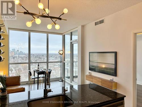 1908 - 88 Sheppard Avenue E, Toronto, ON - Indoor Photo Showing Living Room