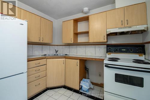 32 Dietz Avenue S, Waterloo, ON - Indoor Photo Showing Kitchen With Double Sink