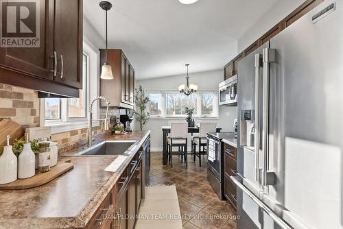 307 Farewell Street, Oshawa, ON - Indoor Photo Showing Kitchen With Upgraded Kitchen