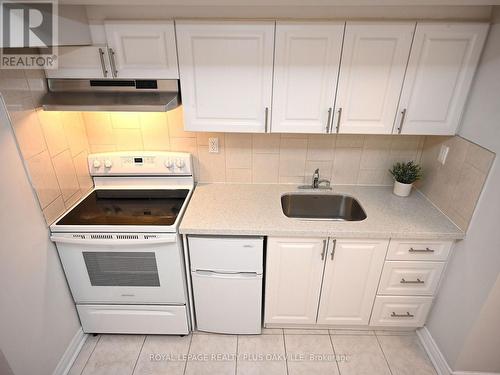 90 - 2280 Baronwood Drive, Oakville, ON - Indoor Photo Showing Kitchen