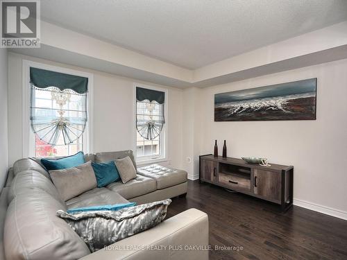 90 - 2280 Baronwood Drive, Oakville, ON - Indoor Photo Showing Living Room