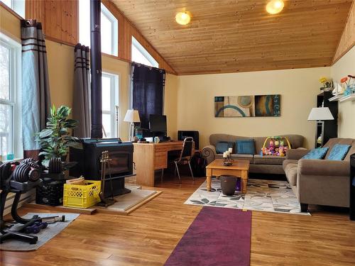 83 Beckville Beach Drive, Alonsa, MB - Indoor Photo Showing Living Room