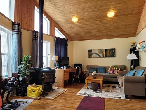 83 Beckville Beach Drive, Alonsa, MB - Indoor Photo Showing Living Room