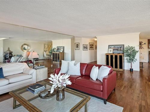 201-640 Montreal St, Victoria, BC - Indoor Photo Showing Living Room