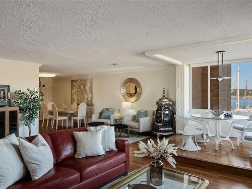 201-640 Montreal St, Victoria, BC - Indoor Photo Showing Living Room