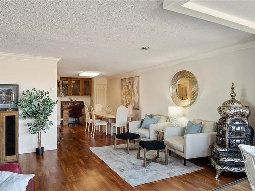 201-640 Montreal St, Victoria, BC - Indoor Photo Showing Living Room