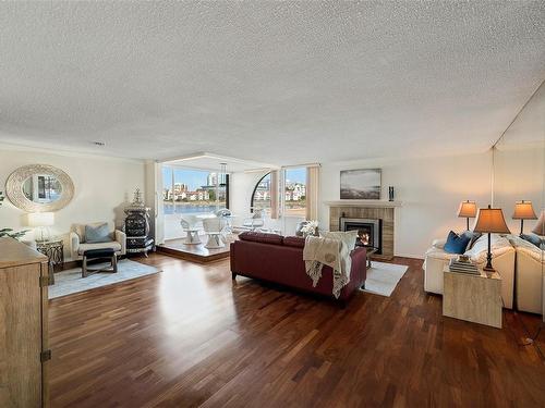 201-640 Montreal St, Victoria, BC - Indoor Photo Showing Living Room With Fireplace