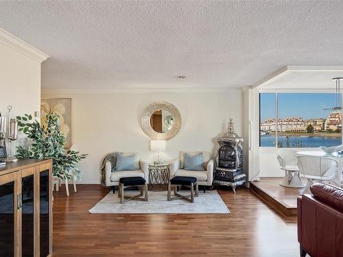 201-640 Montreal St, Victoria, BC - Indoor Photo Showing Living Room