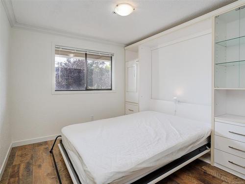 212-1560 Hillside Ave, Victoria, BC - Indoor Photo Showing Bedroom