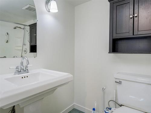 212-1560 Hillside Ave, Victoria, BC - Indoor Photo Showing Bathroom