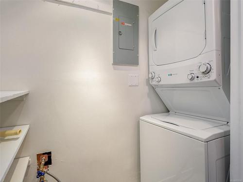 212-1560 Hillside Ave, Victoria, BC - Indoor Photo Showing Laundry Room