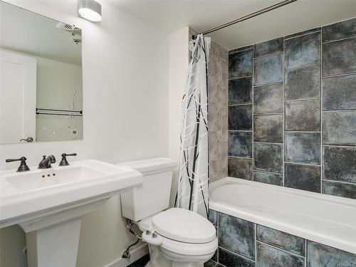 212-1560 Hillside Ave, Victoria, BC - Indoor Photo Showing Bathroom