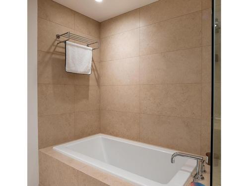 414-100 Saghalie Rd, Victoria, BC - Indoor Photo Showing Bathroom