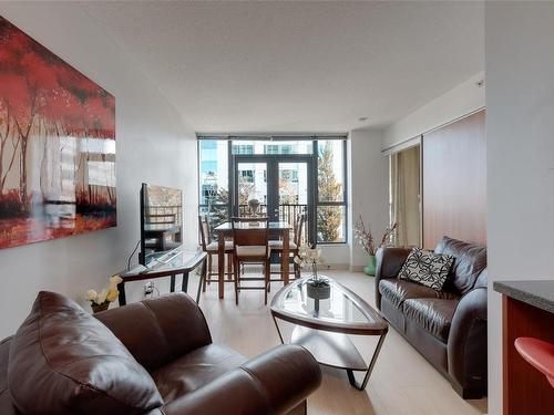 311-760 Johnson St, Victoria, BC - Indoor Photo Showing Living Room