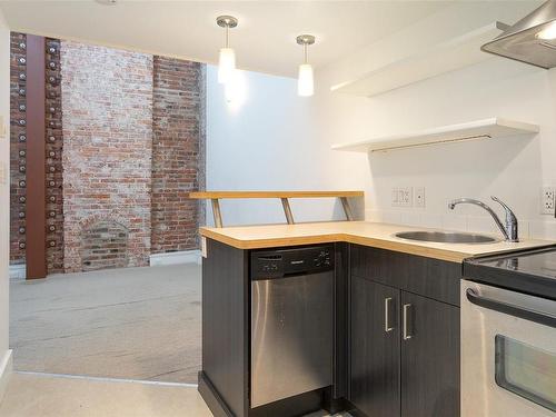 208-562 Yates St, Victoria, BC - Indoor Photo Showing Kitchen