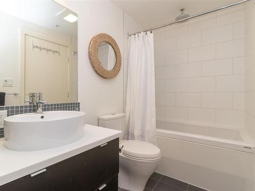 907-760 Johnson St, Victoria, BC - Indoor Photo Showing Bathroom