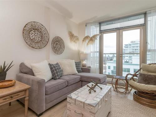 907-760 Johnson St, Victoria, BC - Indoor Photo Showing Living Room