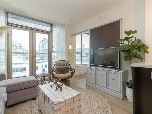 907-760 Johnson St, Victoria, BC - Indoor Photo Showing Living Room