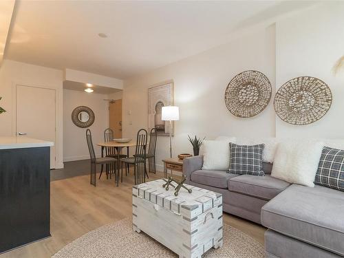 907-760 Johnson St, Victoria, BC - Indoor Photo Showing Living Room