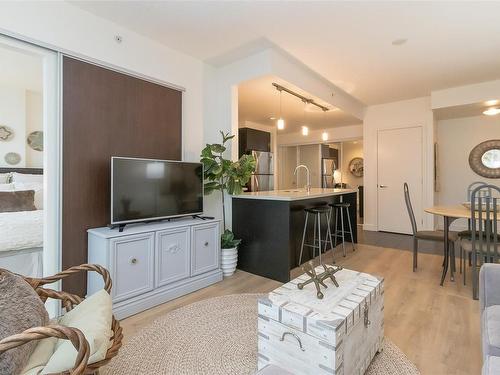 907-760 Johnson St, Victoria, BC - Indoor Photo Showing Living Room