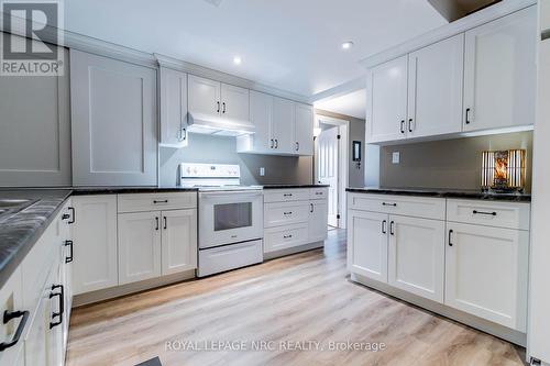 399 Canboro Road, Pelham (664 - Fenwick), ON - Indoor Photo Showing Kitchen