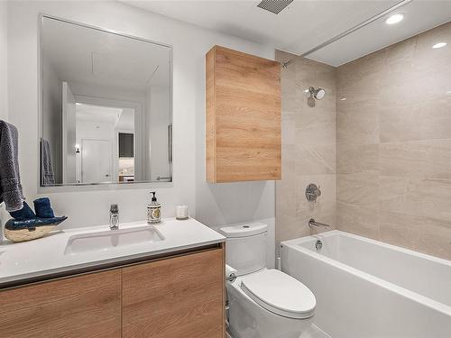 902-369 Tyee Rd, Victoria, BC - Indoor Photo Showing Bathroom