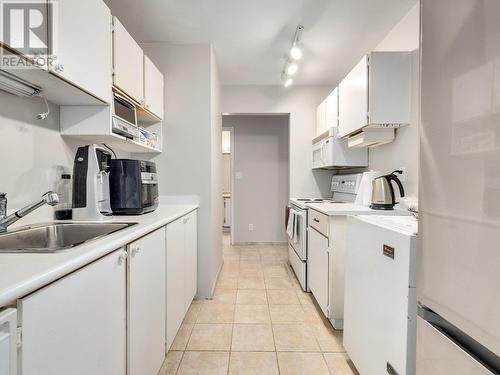 305 8400 Ackroyd Road, Richmond, BC - Indoor Photo Showing Kitchen