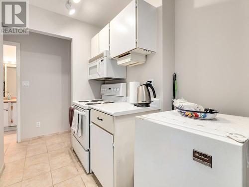 305 8400 Ackroyd Road, Richmond, BC - Indoor Photo Showing Kitchen