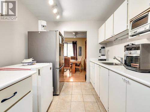 305 8400 Ackroyd Road, Richmond, BC - Indoor Photo Showing Kitchen