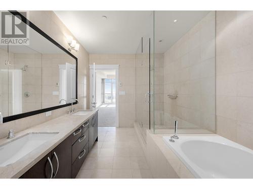 202 2200 Chippendale Road, West Vancouver, BC - Indoor Photo Showing Bathroom