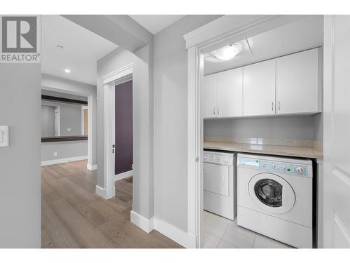 202 2200 Chippendale Road, West Vancouver, BC - Indoor Photo Showing Laundry Room