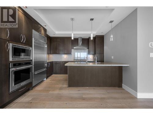 202 2200 Chippendale Road, West Vancouver, BC - Indoor Photo Showing Kitchen With Upgraded Kitchen