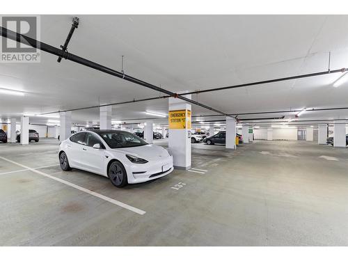 3001 4688 Kingsway, Burnaby, BC - Indoor Photo Showing Garage