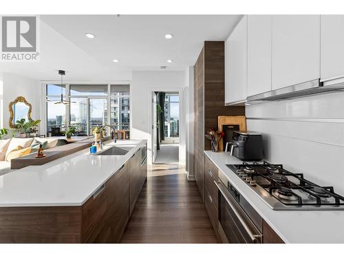 3001 4688 Kingsway, Burnaby, BC - Indoor Photo Showing Kitchen