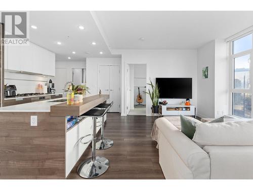 3001 4688 Kingsway, Burnaby, BC - Indoor Photo Showing Living Room