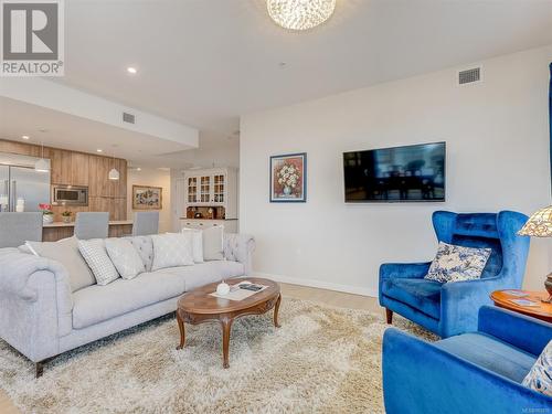 404 5120 Cordova Bay Rd, Saanich, BC - Indoor Photo Showing Living Room