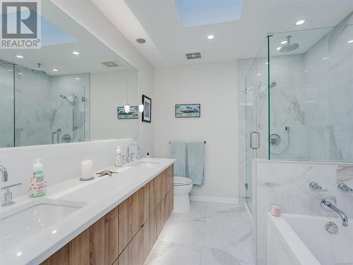 404 5120 Cordova Bay Rd, Saanich, BC - Indoor Photo Showing Bathroom