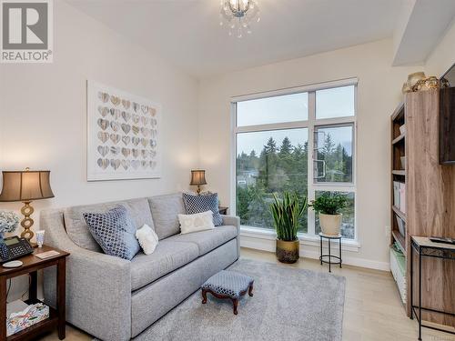 404 5120 Cordova Bay Rd, Saanich, BC - Indoor Photo Showing Living Room