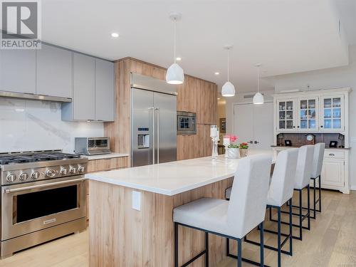 404 5120 Cordova Bay Rd, Saanich, BC - Indoor Photo Showing Kitchen With Upgraded Kitchen