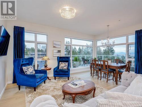 404 5120 Cordova Bay Rd, Saanich, BC - Indoor Photo Showing Living Room